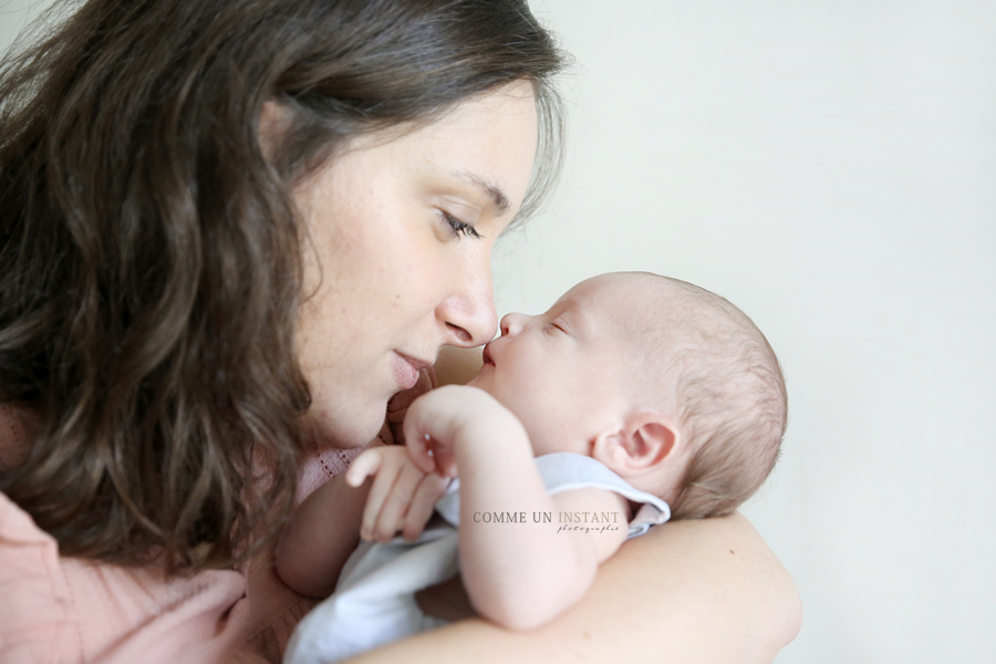 photographie amour - photographe pro bébé - nouveau né en train de dormir - photographe a domicile famille - famille studio - shooting à domicile pour nouveau né - photographie bébé studio - shooting bébé en train de dormir - nouveau né - shooting nouveau né studio